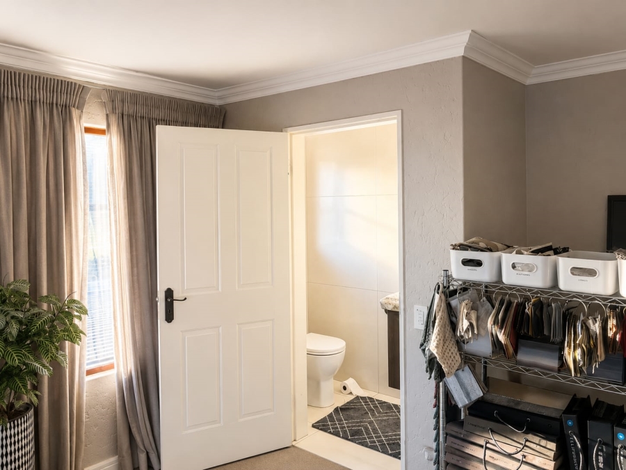 To Let 4 Bedroom Property for Rent in Caribbean Beach Club North West